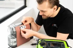 Daniel van der Velde mit Prüfsiegel – DGUV V3 Prüfservice Wuppertal