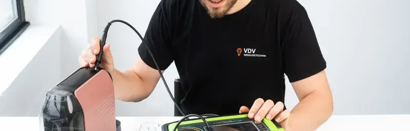 Prüftechniker bei der DGUV V3 Prüfung eines elektrischen Betriebsmittels